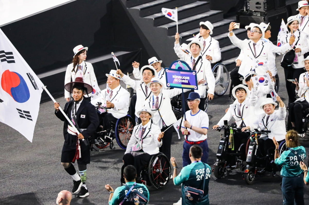 西媒：违反相关规范！巴萨会员组织抗议俱乐部就耐克合同投票会议