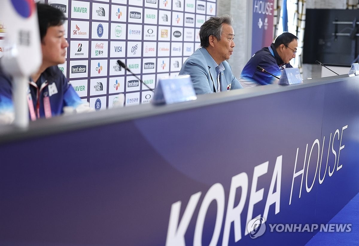 三年两获奖！官方：马丁内斯当选FIFA2024年度最佳门将