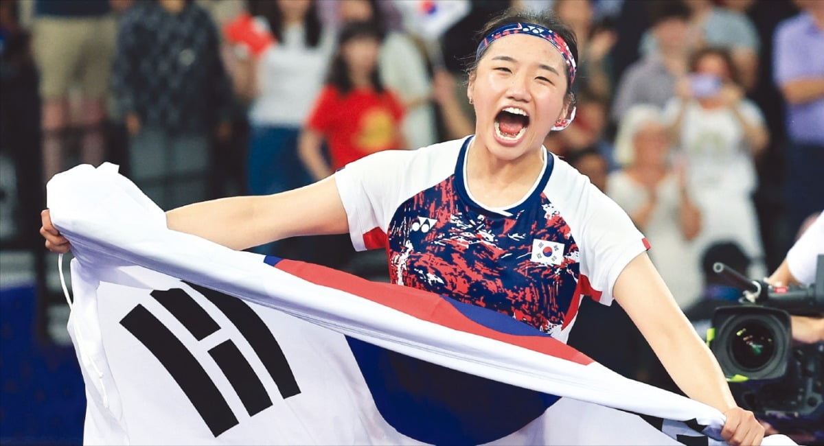 记者：央视每周播出的西甲场次为晚上8点场和10点场