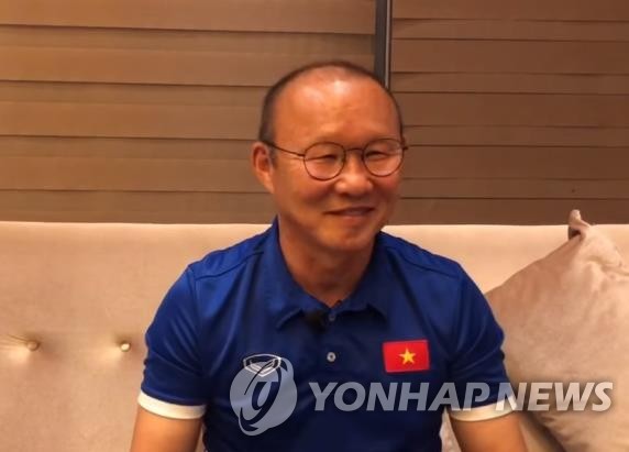 费耶诺德球员禁区内射门时被放倒 主裁经过VAR审查后判定没有犯规
